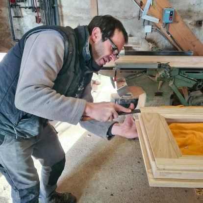 Armand Maury menuisier ébéniste à l'ouvrage